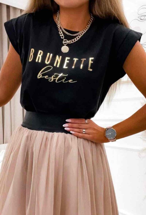 tee shirt brunette